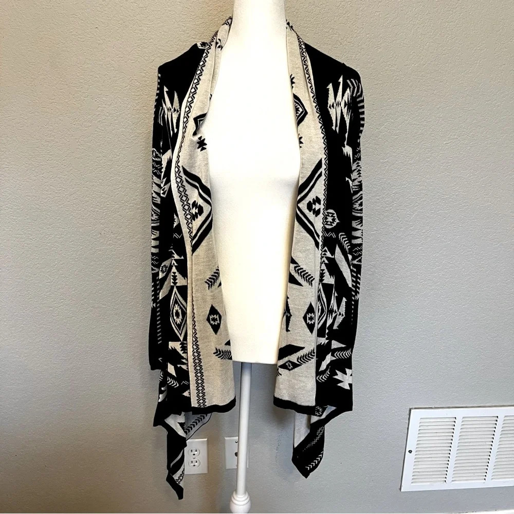 Black and White Aztec Patterned Women's Cardigan